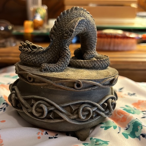 Vintage Vandor Celtic Dragon Trinket box - Picture 3 of 4